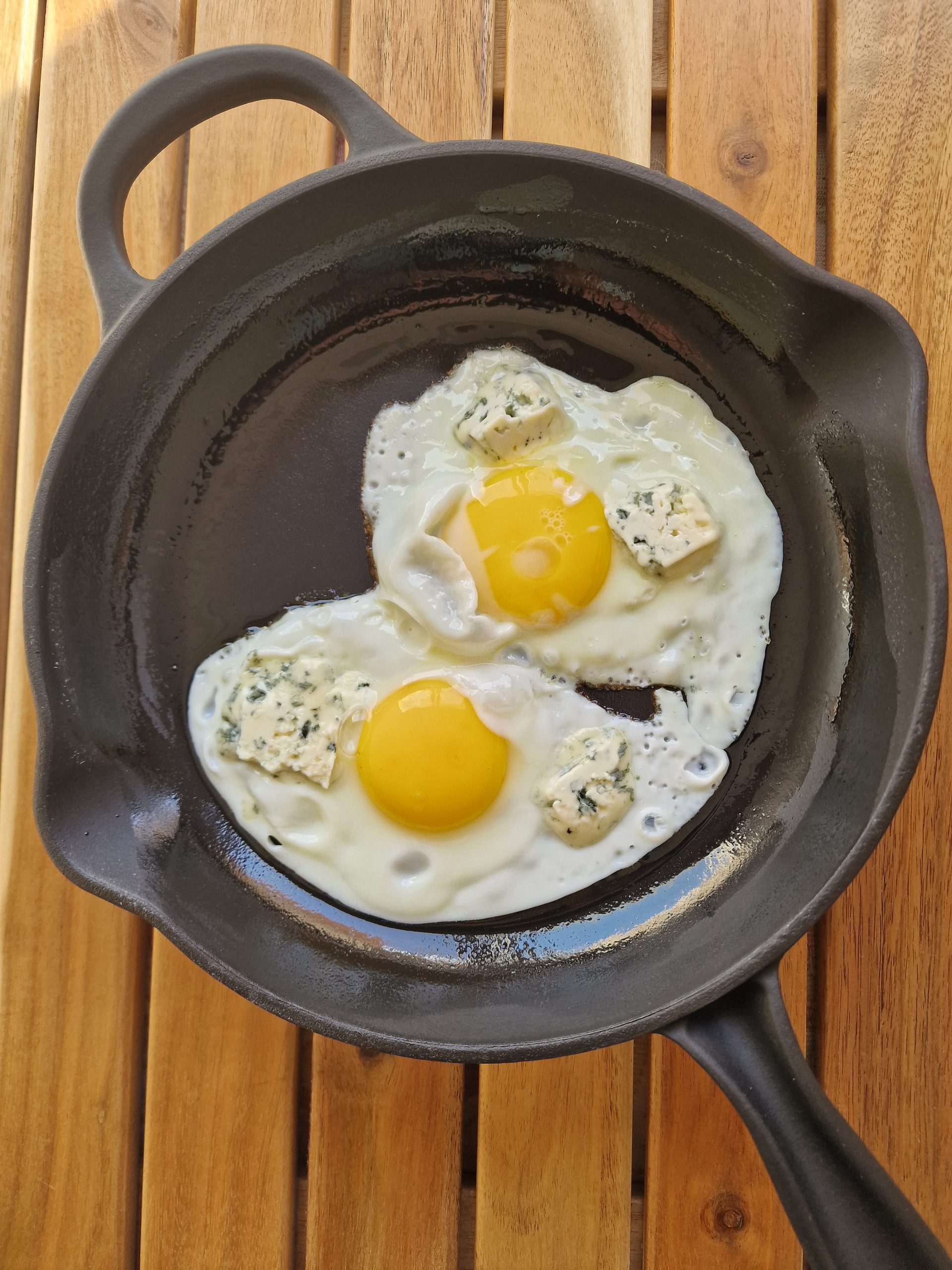 Huevos con Ghee y queso azul