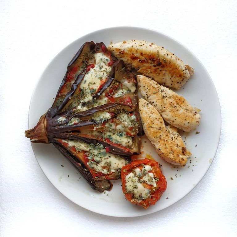 Berenjena rellena, pollo y tomate asado