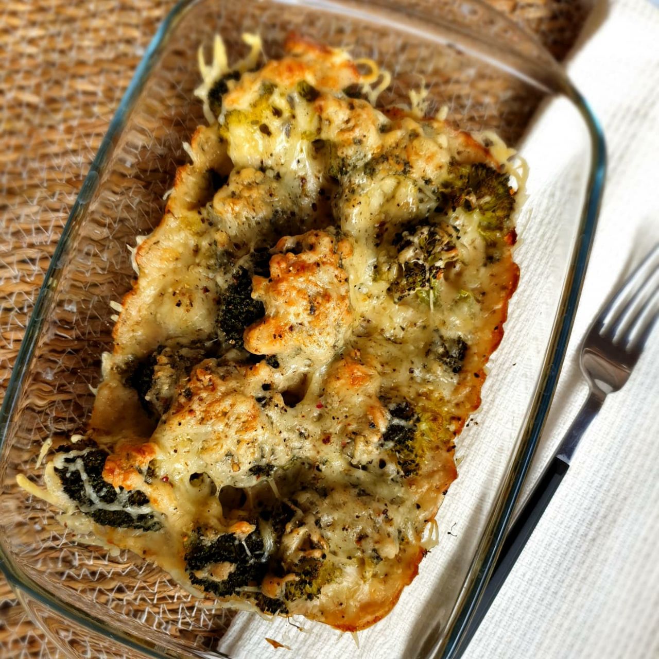 Brócoli gratinado con bechamel de albahaca