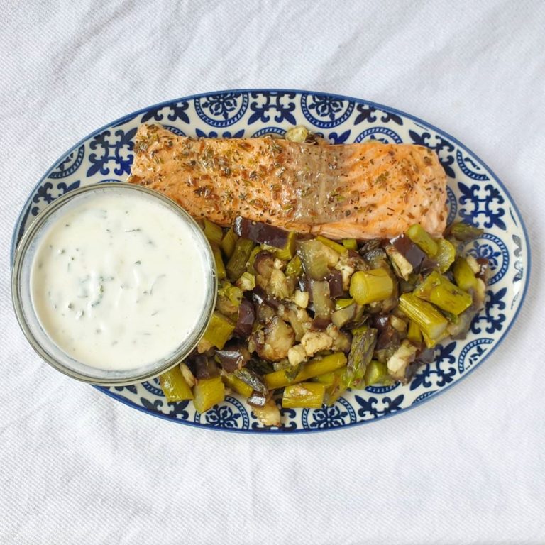 Salmón con verduras y salsa yogur