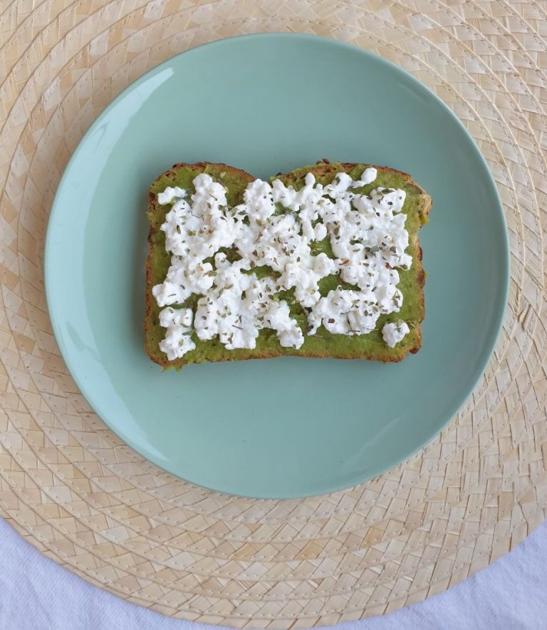 Tostada de guacamole con queso cottage