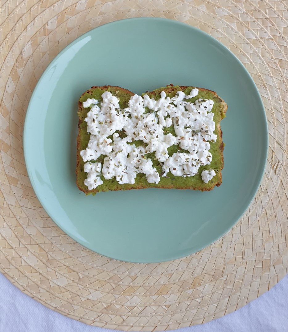 Tostada de guacamole con queso cottage