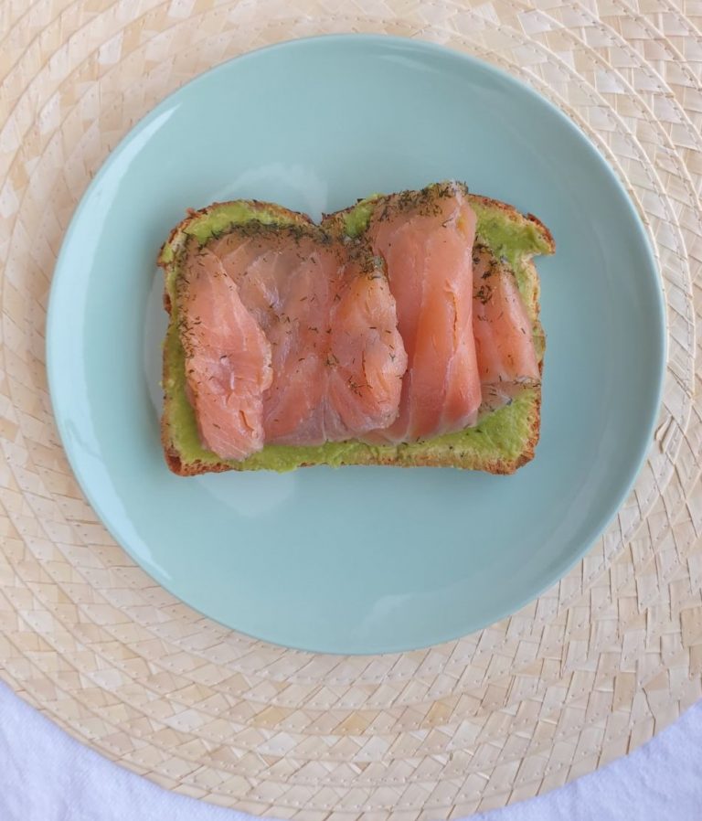 Tostada de guacamole con salmón ahumado