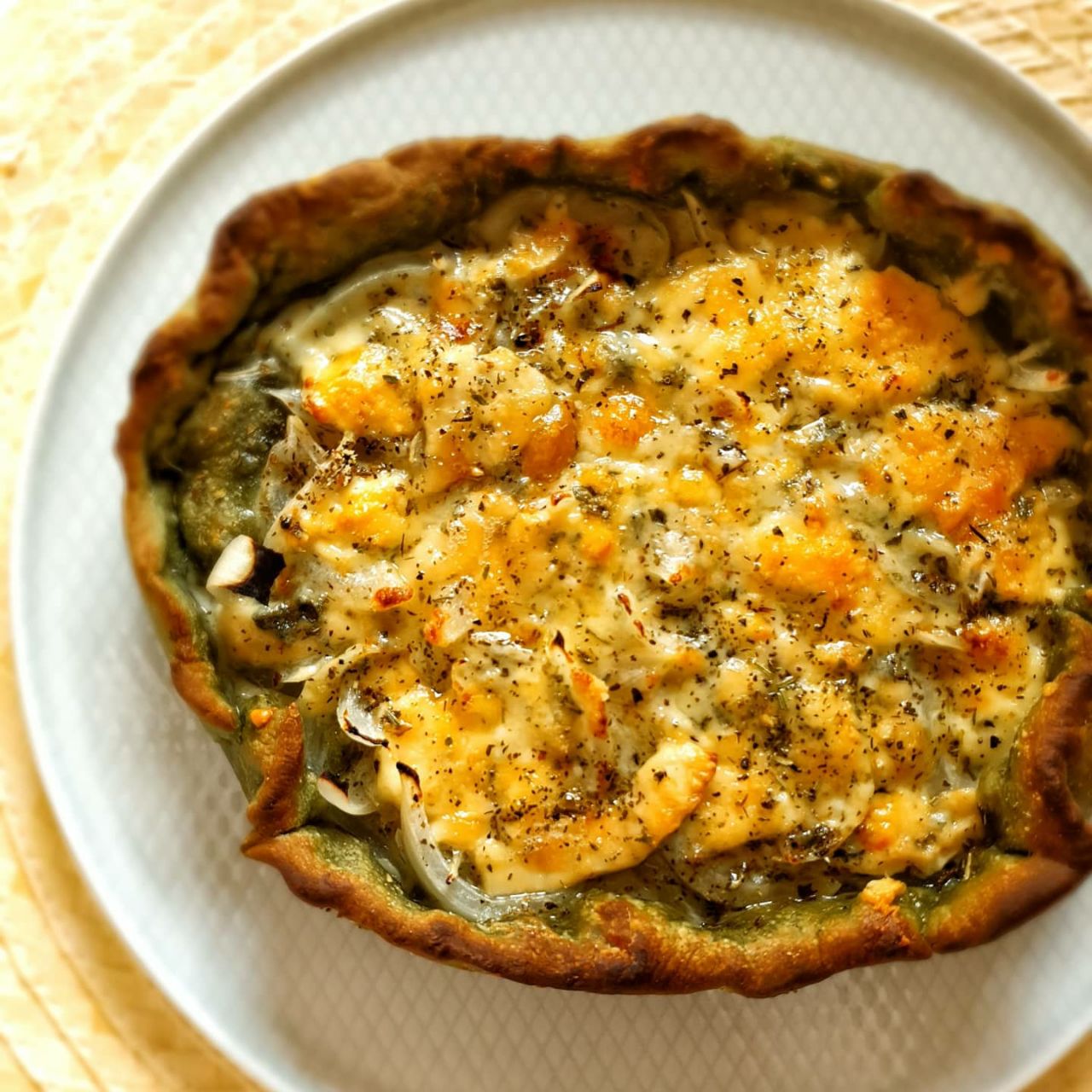 Galette de espinacas, queso de cabra y cebolla