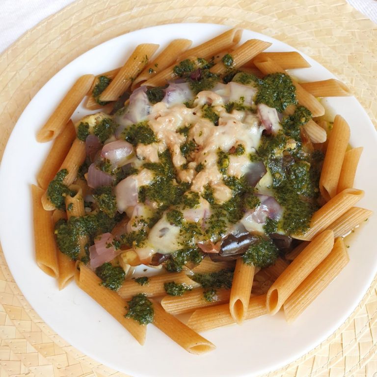 Pasta con verduras, queso y pesto